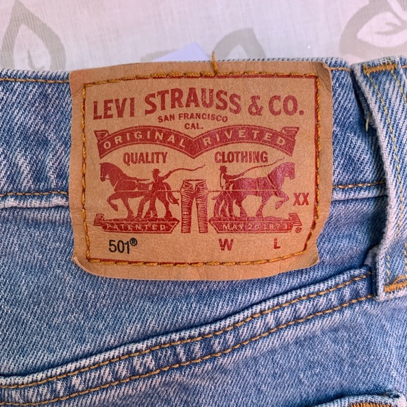 🤍LEVIS🤍 Shorts - Picture 3 of 4